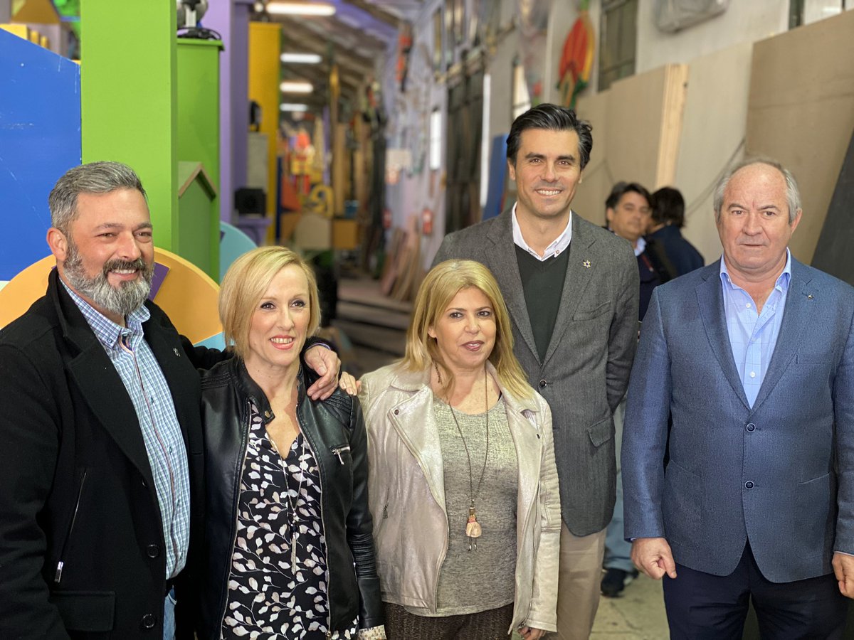 _MamenSanchez's tweet photo. Todo listo en el Taller de Fiestas para que, el próximo domingo, SSMM @RRMMJerez2020 recorran las calles de nuestra ciudad. Hemos compartido unos instantes esta mañana con sus representantes y la ilusión ya se palpa en el ambiente. Queda muy poco😀 https://t.co/sIXzzBeFFQ