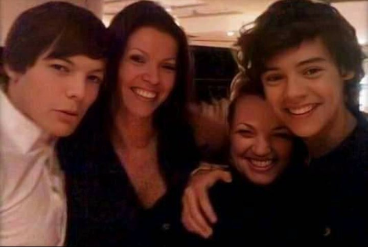 LT18HS16's tweet photo. #memories @Harry_Styles @Louis_Tomlinson  @MrsAnneTwist 🥰 #goldensmiles https://t.co/rn1A9M1svn