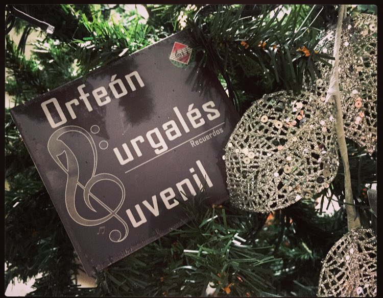 Un bonito regalo para Reyes➡️#RECUERDOS CD realizado con mucha ilusión y cariño por el <a href="/OrfeonBurgales/">Orfeón Burgalés</a> JUVENIL dirigido por Ana Ayala y con la producción y arreglos de <a href="/RodriVazquezMin/">Rodrigo Vázquez Minguito</a> . De venta en @amusicalLuber #Burgos #regaloReyes 
A qué esperas? Acierto seguro!! 🎶😍👑💿⬇️
