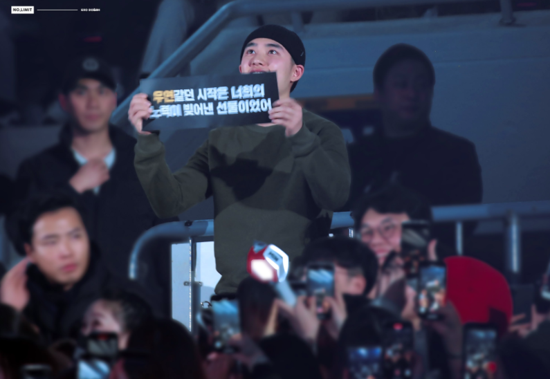 WORLDMUSICAWARD's tweet photo. #EXO ring in the New Year in concert at the #KSPODome in Seoul with #DO paying them a surprise visit on the 1st of their 3 sold out year end shows!🕺🕺🕺🕺🕺🕺🎤🇰🇷👨‍🎤🔥🌟👑@weareoneEXO 
https://t.co/hqJYbZC6Mf https://t.co/qV2ddqgoj4