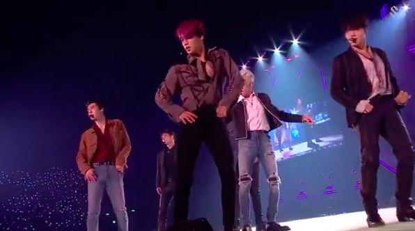 WORLDMUSICAWARD's tweet photo. #EXO ring in the New Year in concert at the #KSPODome in Seoul with #DO paying them a surprise visit on the 1st of their 3 sold out year end shows!🕺🕺🕺🕺🕺🕺🎤🇰🇷👨‍🎤🔥🌟👑@weareoneEXO 
https://t.co/hqJYbZC6Mf https://t.co/qV2ddqgoj4