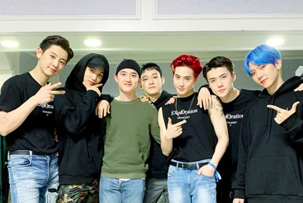 WORLDMUSICAWARD's tweet photo. #EXO ring in the New Year in concert at the #KSPODome in Seoul with #DO paying them a surprise visit on the 1st of their 3 sold out year end shows!🕺🕺🕺🕺🕺🕺🎤🇰🇷👨‍🎤🔥🌟👑@weareoneEXO 
https://t.co/hqJYbZC6Mf https://t.co/qV2ddqgoj4