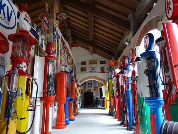 boldavenue's tweet image. The @MuseoFisogni in Tradate, Italy (near #Milan) is a collection of service station artifacts like old gas pumps + oil cans with vintage typography on the labels: buff.ly/334Xkpj ⛽️ via @typeroom_eu #typetuesday #designfind