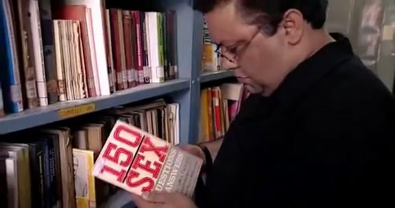 books_in_movies's tweet photo. Manoj Pahwa's character reads 150 Sex Questions &amp; Answers (edited by LeMon Clark and Isadore Rubin) in Pankaj Advani's #UrfProfessor (2001).

#BooksInMovies https://t.co/BTFOc2QSeO