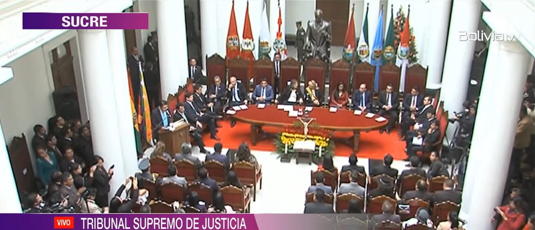 ahora_elpueblo's tweet photo. #AHORA
Inicia el acto de Inauguración del Año Judicial 2020 y la posesión de vocales ordinarios y constitucionales de Bolivia, en la ciudad de #Sucre. 
#Chuquisaca https://t.co/HjKcvALs5z