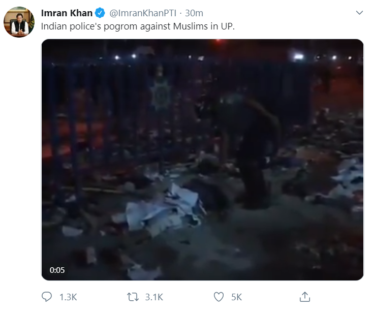 DebashishHiTs's tweet photo. Prime Minister of Pakistan Imran Khan, best friend of @sherryontopp and his dynasty masters in #CongPakHug tweets an old video of violence from Bangladesh and says, 'Indian police's pogrom against Muslims in UP.' #CongressSponsoredViolence #ImranKhan https://t.co/Ok9sSws6U6
