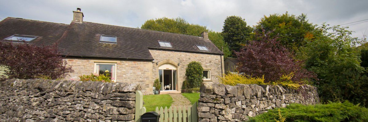 VisitPeaks's tweet image. Its stunning in #dovedale #peakdistrict whatever the weather.  The views from our #cottage are to die for (looking over the valley of the river Dove) with gardens and space aplenty.  #holidayhome #holiday #selfcatering #holidaycottage #valleyview bit.ly/2Z3FWza