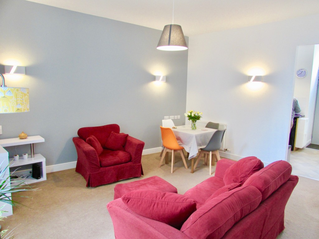SlinnRes's tweet photo. For Sale: High Street, Upton, Northamptonshire | £125,000
This large one bedroom apartment is situated in very popular Upton. Close to A45, M1 and other major routes as well as ease of access to Sixfields
More details online >> https://t.co/frMMfM1vEx
#ForSaleProperty #HomeUK https://t.co/T4YsPADbTG