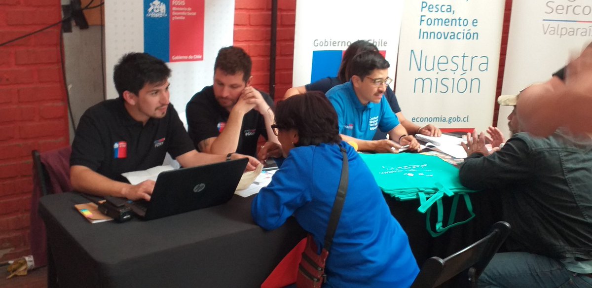 FOSIS_Valpo's tweet photo. En Estadio O'Higgins #Valparaíso se desarrolla la Jornada de Información de Servicios para damnificados de Incendio. Funcionarios @FOSIS_Chile, junto a su Director Regional @LuiRivera se encuentran en el lugar apoyando a las personas que buscan orientación según sus necesidades. https://t.co/xXmx45feII