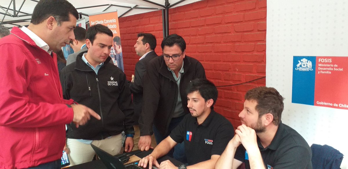 FOSIS_Valpo's tweet photo. En Estadio O'Higgins #Valparaíso se desarrolla la Jornada de Información de Servicios para damnificados de Incendio. Funcionarios @FOSIS_Chile, junto a su Director Regional @LuiRivera se encuentran en el lugar apoyando a las personas que buscan orientación según sus necesidades. https://t.co/xXmx45feII