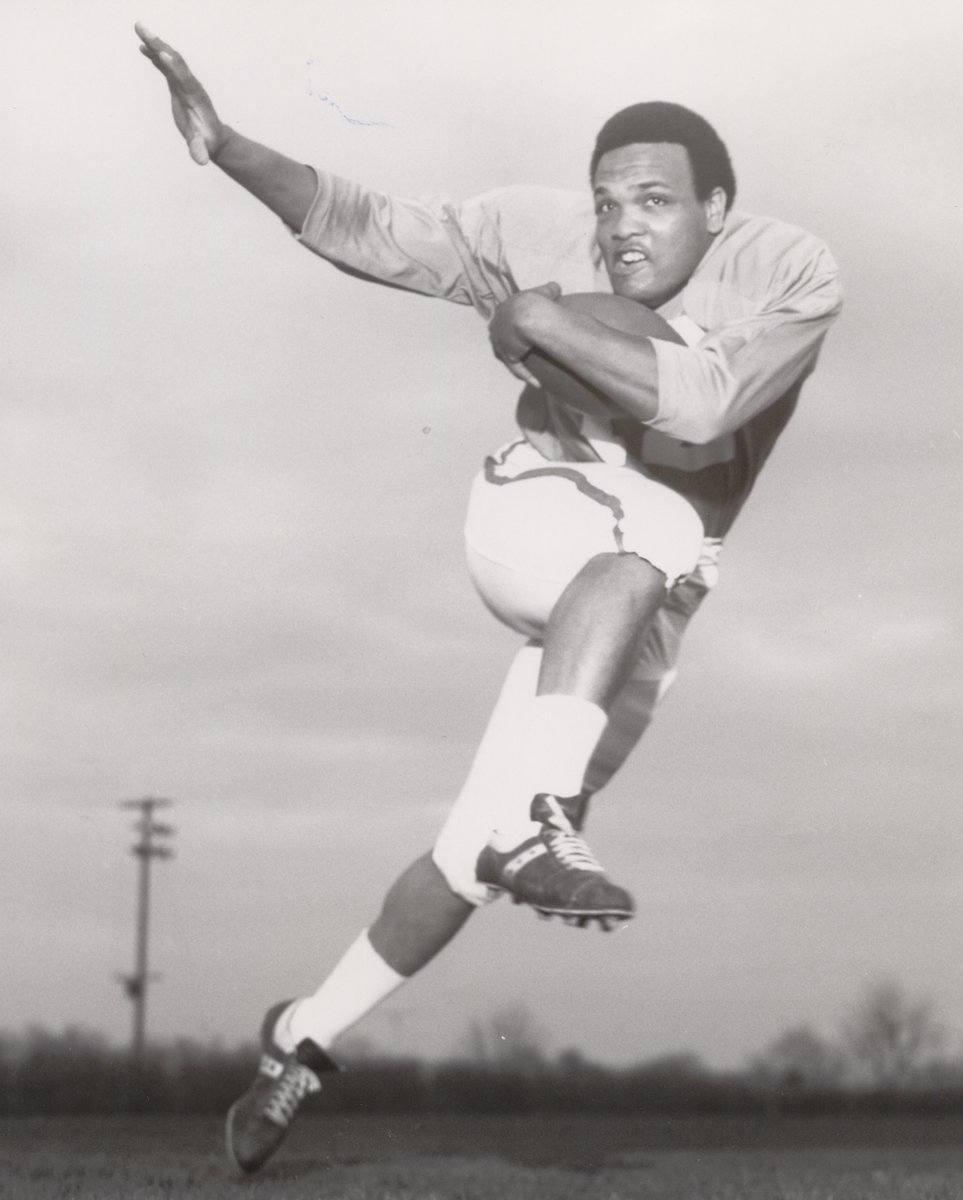 UKAthletics's tweet image. Pioneer. Legend. Wildcat.

We are saddened to share news of the passing of Houston Hogg, one of four @UKFootball trailblazers who broke the color barrier in SEC football. #WeAreUK 

ukathletics.com/news/2020/1/3/…