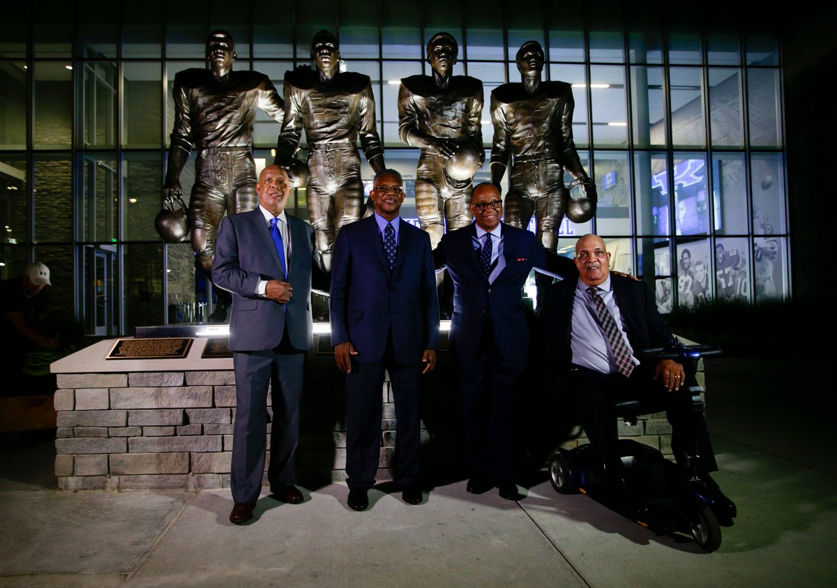 UKAthletics's tweet image. Pioneer. Legend. Wildcat.

We are saddened to share news of the passing of Houston Hogg, one of four @UKFootball trailblazers who broke the color barrier in SEC football. #WeAreUK 

ukathletics.com/news/2020/1/3/…