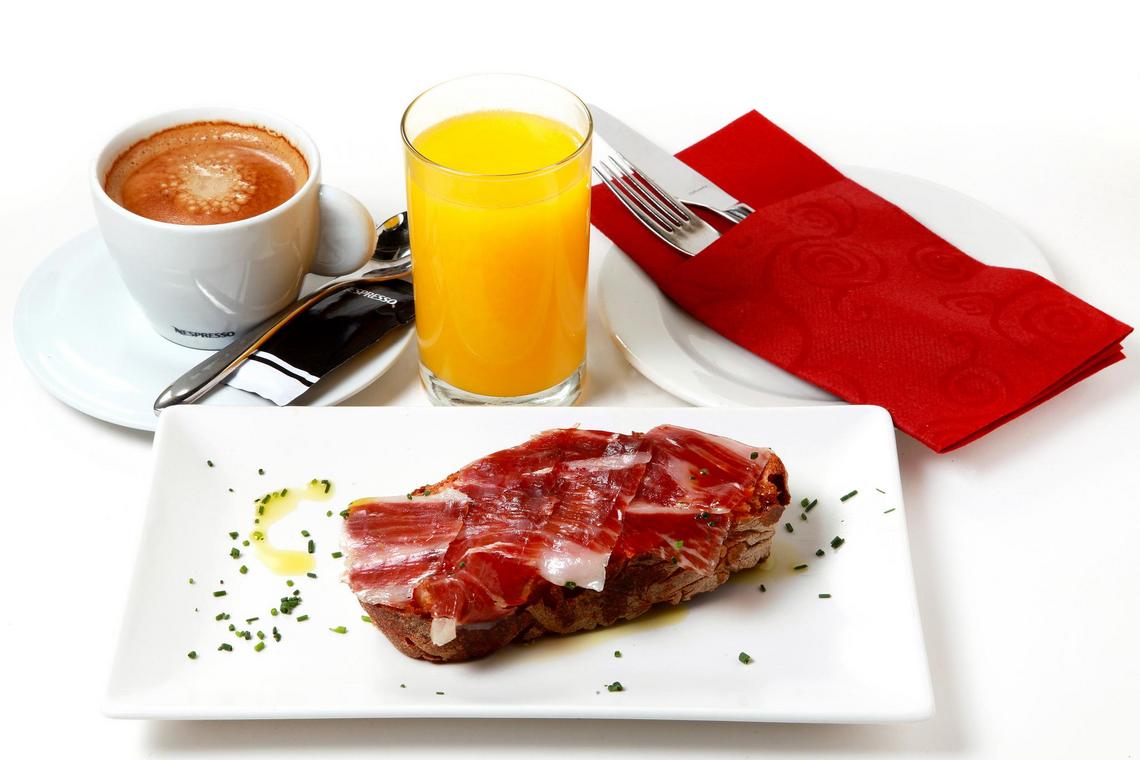 BarradeSando's tweet photo. Comenzamos el año con la comida más importante del día, disfruta de un auténtico desayuno ibérico en La Barra de Sandó! https://t.co/x9oggZE1Be https://t.co/Pl19ZHJ7oL