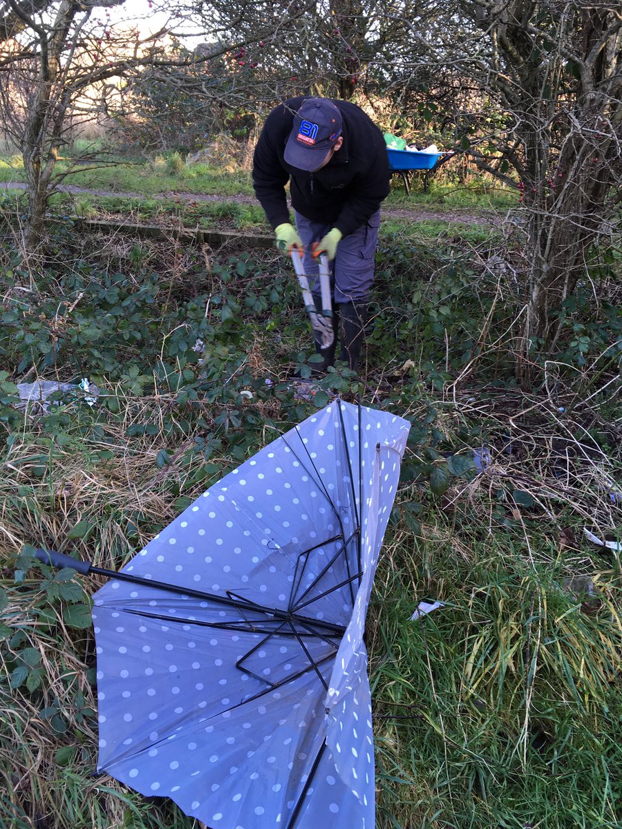 BlackpoolCT's tweet photo. #NorthBlackpoolPondTrail #futureproofparks another busy day clearing litter and rubbish #dustkickers @GroundworkCLM @CllrAmyCross @BpoolCouncil https://t.co/3nqeFOP7cd