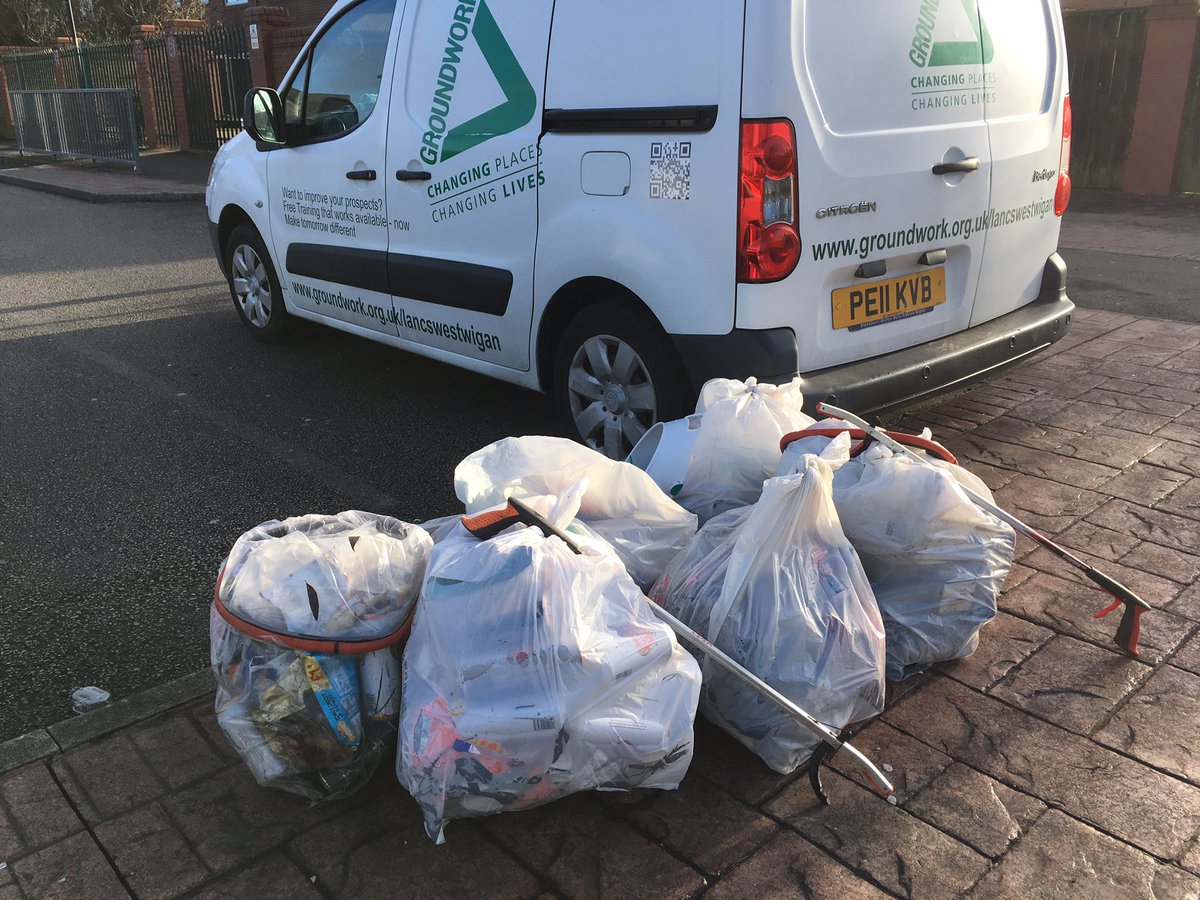 BlackpoolCT's tweet photo. #NorthBlackpoolPondTrail #futureproofparks another busy day clearing litter and rubbish #dustkickers @GroundworkCLM @CllrAmyCross @BpoolCouncil https://t.co/3nqeFOP7cd