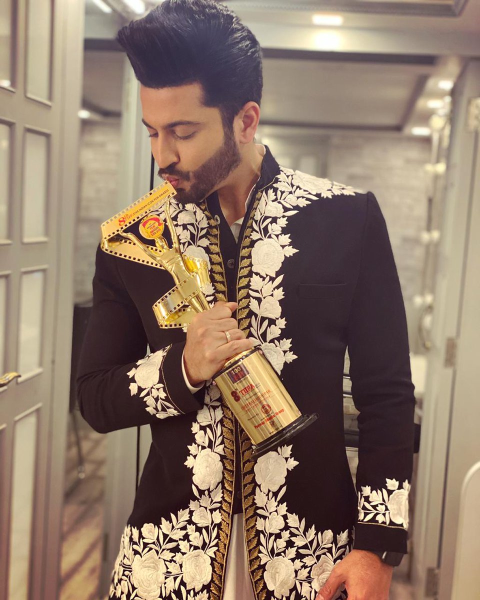 Zee5Africa's tweet photo. Congratulations, #DheerajDhoopar on winning the #BestActor award for #KundaliBhagya at #TIIFA.

@DheerajDhoopar | @dhoopii_fan | 
#KaranLuthra | #DheerajDhooparFans | #KundaliBhagya | #KundaliBhagyaFans |#ZEE5 |  #TIIFAAwards https://t.co/6ZLD4ouL63