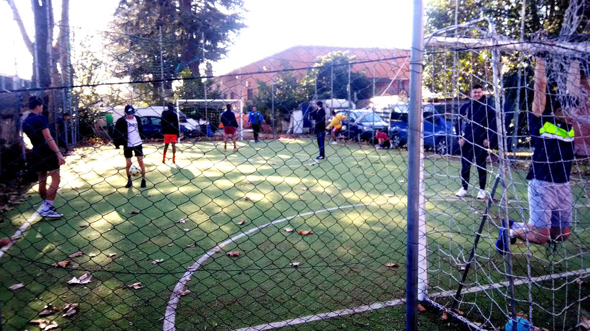 Spescontraspem's tweet photo. Faceva un po' freddo ma giocare a pallone tutti insieme ha davvero scaldato il cuore. Quattro dei giovani ospiti della casa famiglia #LApprodo e della #semiautonomia hanno giocato con i ragazzi della "Casa di Marco" - casa famiglia per minori del @CentroAstalli https://t.co/DcvqnccaNT