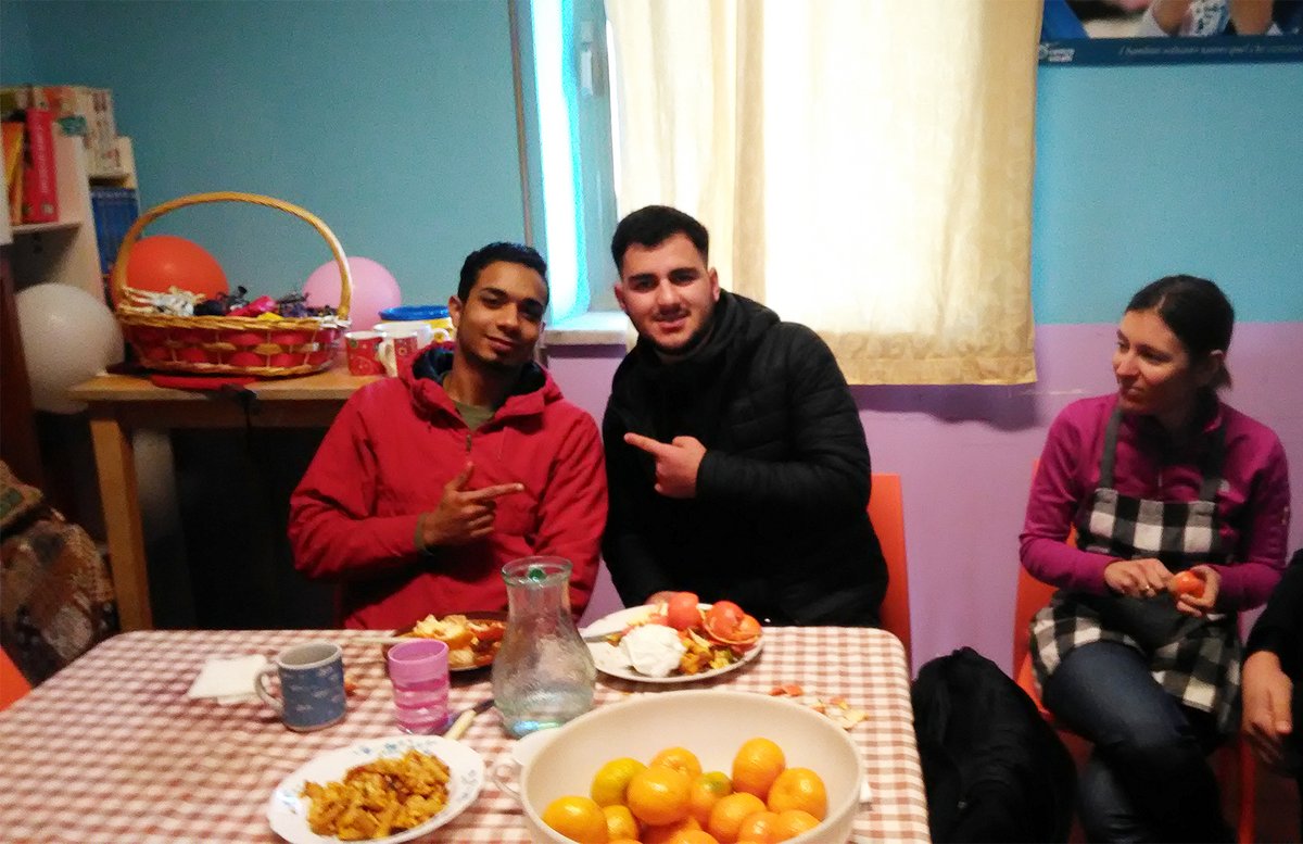 Spescontraspem's tweet photo. Faceva un po' freddo ma giocare a pallone tutti insieme ha davvero scaldato il cuore. Quattro dei giovani ospiti della casa famiglia #LApprodo e della #semiautonomia hanno giocato con i ragazzi della "Casa di Marco" - casa famiglia per minori del @CentroAstalli https://t.co/DcvqnccaNT