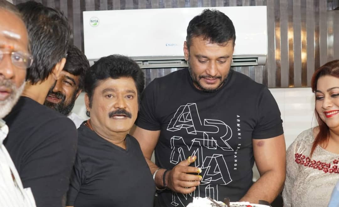 TeamDinakarBoss's tweet photo. ಕಾಮಿಡಿ ಕಿಲಾಡಿ ಸೆಟ್ ನಲ್ಲಿ ಅತಿ ಹೆಚ್ಚು ಟಿ ಆರ್ ಪಿ ಪಡೆದು ಕೊಂಡ ಕುರುಕ್ಷೇತ್ರ ಚಿತ್ರದ ಸಂಭ್ರಮಾಚರಣೆ
#TrpKingDBoss #Kurukshetra #dboss50
@dasadarshan @RakshithaPrem @Jaggesh2 https://t.co/e9CoWeTI4D