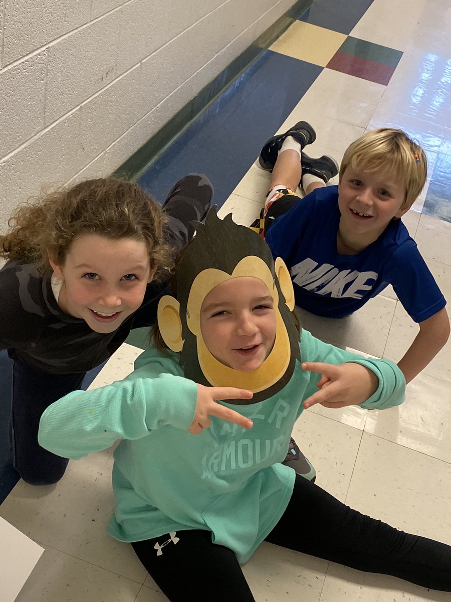 ChevyChaseES3's tweet photo. Students dipping into their creative thinking skills to find ways to show mastery of our learning target today. Songs, poems, informative writing, and illustrations/captions were just some of the few ways we demonstrated proficiency! @ChevyChaseES #creativity #SeriousFun https://t.co/08oULUTitN