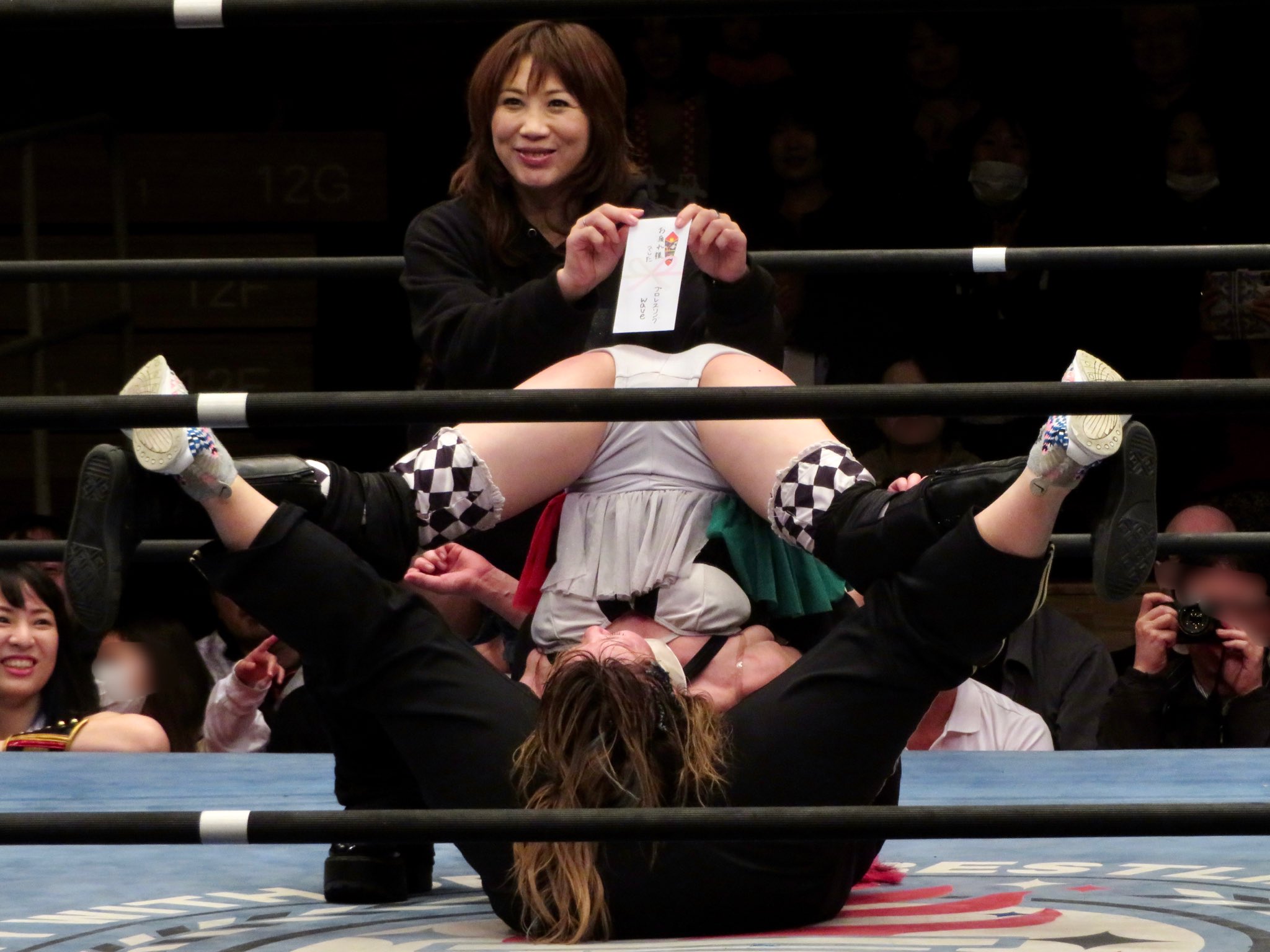 たたた On Twitter 2019 12 31アイスリボン後楽園ホール大会 テキーラ沙弥引退 セレモニー 3 プロレスリングwaveの皆さん 引退式恒例の恥ずかし固め ロビーにはお花も Wavepro Iceribbon はっぴぃかめら