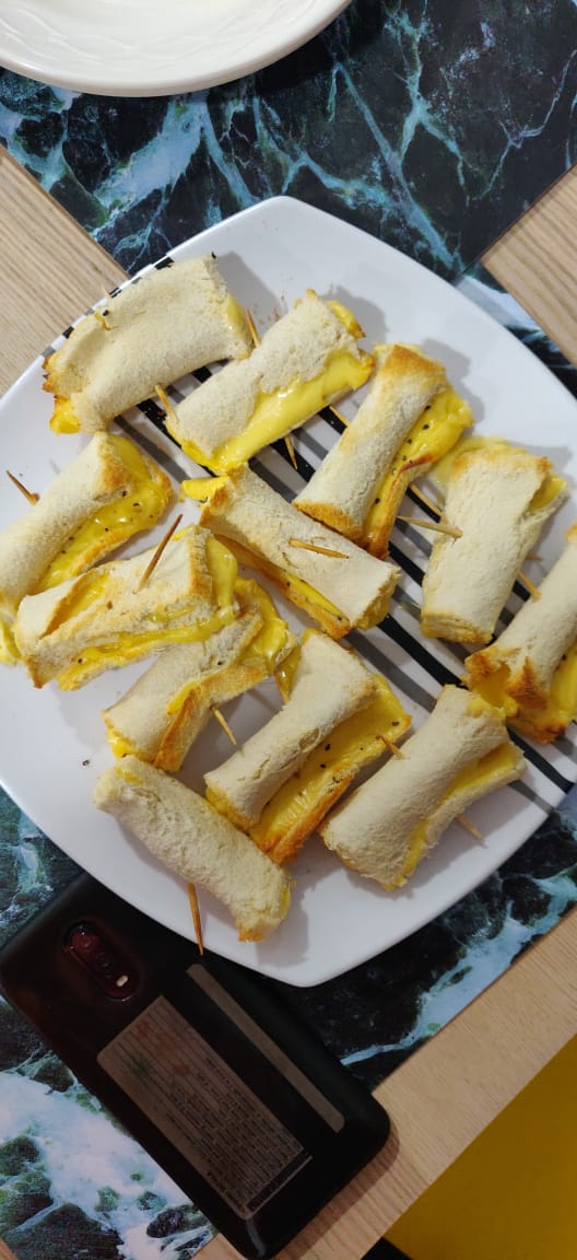 inkosharyf's tweet photo. Family cooking competition.
Got paired with @malsharyf. We put a slice of cheese on bread, rolled and baked them.
While @33GhostsIV and Kokko made Thai Green curry and Thai cucumber salad.
@rushasharyf and Lily made salmon with asparagus and Tres Leches.
I think I won 🙌🏼🙏🏼 https://t.co/RccS1N2DAb