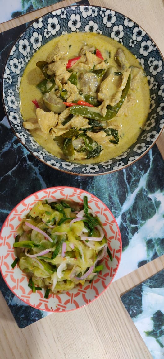 inkosharyf's tweet photo. Family cooking competition.
Got paired with @malsharyf. We put a slice of cheese on bread, rolled and baked them.
While @33GhostsIV and Kokko made Thai Green curry and Thai cucumber salad.
@rushasharyf and Lily made salmon with asparagus and Tres Leches.
I think I won 🙌🏼🙏🏼 https://t.co/RccS1N2DAb