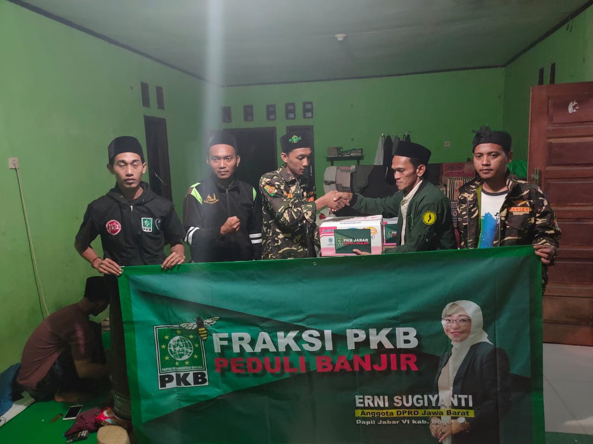 Goerny2's tweet photo. Tim banserku malam ini masih terus muter. Terimakasih buat waktu dan pengorbanan kalian. Semoga Allah memberkahimu sahabat.
#BanserSiagaBanjir #banjirbogor #savebogor @DPP_PKB @lebahsemesta @billy4riez @fatahkumis @dpwpkbjabar https://t.co/z975RgnwqO