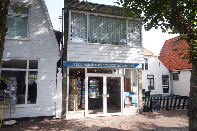 Te koop op VLIELAND: dit woon/winkelpand in de Dorpsstraat. Wonen en werken in één. Op korte termijn beschikbaar. Dat betekent dat u dit seizoen al in uw eigen winkel aan de slag kunt! makelaardijvisser.nl