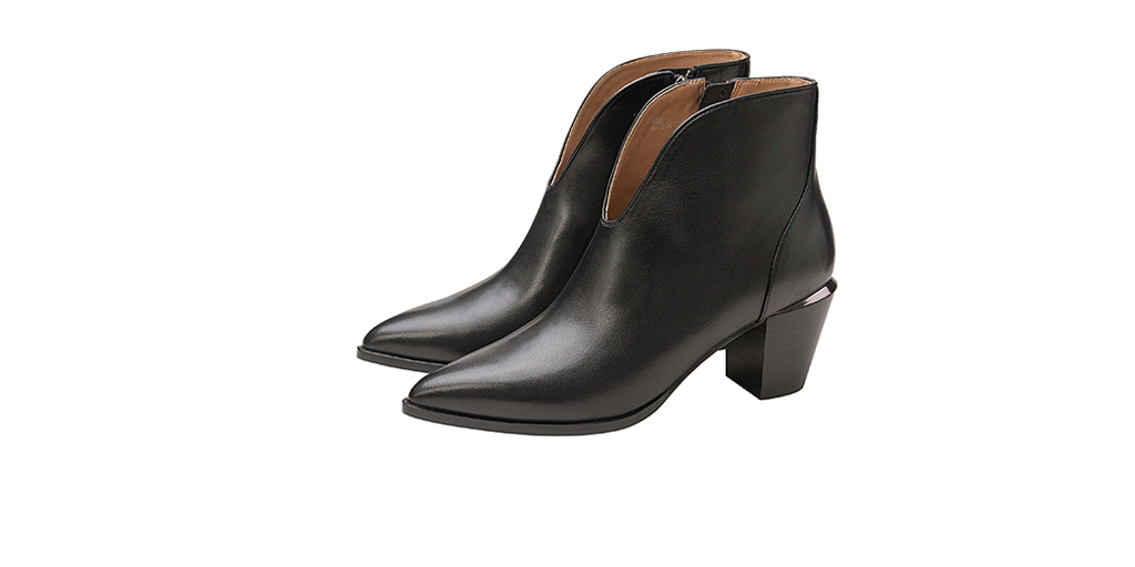 These boots are made for walking...

Meet WESTLY in chic black leather. Available now for $159.95.

ow.ly/Z23h50xIpPA

#lineapaolo #lineapaoloshoes #shoestobehappy #shoesaddict #thursdaythoughts #blackbooties #kicksoftheday #shoesoftheday #sotd #travelstyle #casualstyle