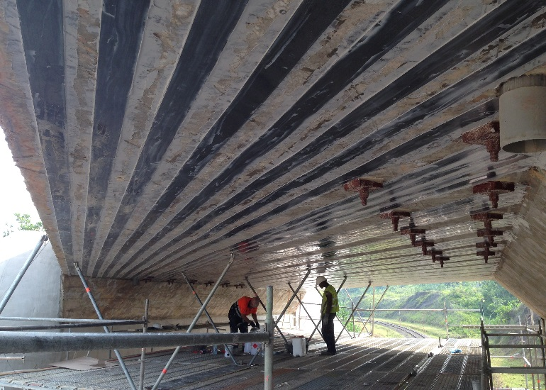 AsociacionDIR's tweet photo. Para la reparación del puente de la carretera entre las localidades de Ndjolé y Medoumane en Gabón, nuestro asociado @AzulRepair tuvo que emplearse a fondo y usó una gran gama de productos #MasterBuildersSolutions como #MasterFlow o #MasterBrace.https://t.co/De4Ii0UxJ2 https://t.co/eO5D8drRqp