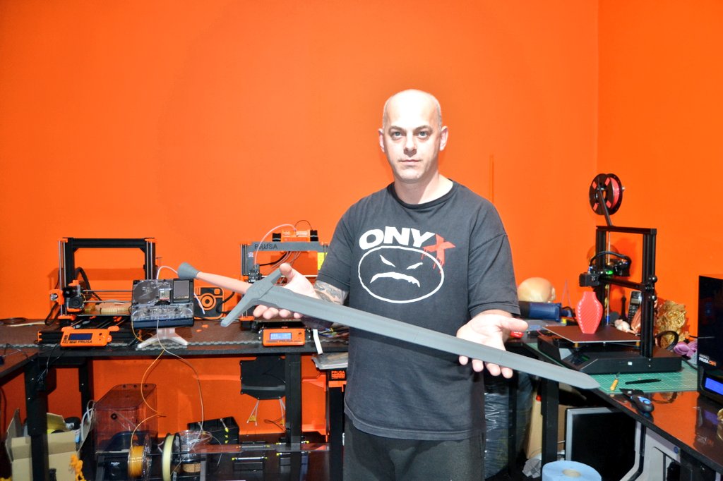 de3dprintman's tweet photo. 1/2 I finished #TheWitcher Life Size Sword by the talented @SistekJan in @ColorFabb #Steelfill and #Copperfill and it looks stunning already. I will do a lot of post-processing on this one to make it look even better. https://t.co/BQs8peUv0j