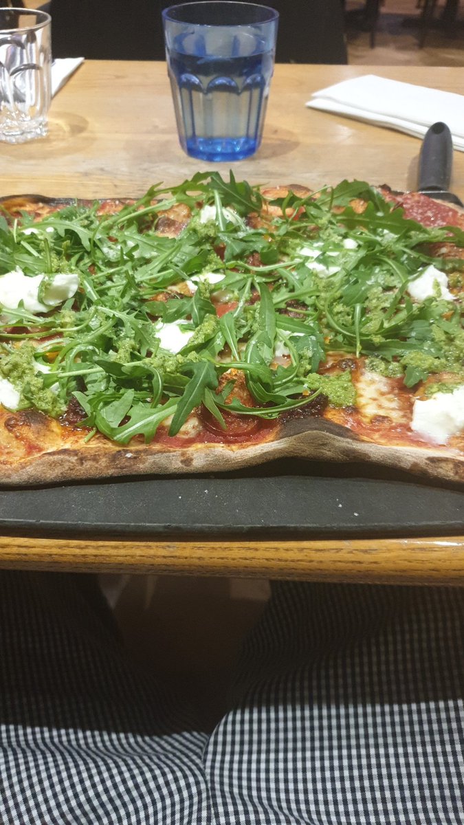 Belerofonte48's tweet image. Vamos lá almoçar que já se faz tarde.
#calabrese #bestpizzaever #spicypizza