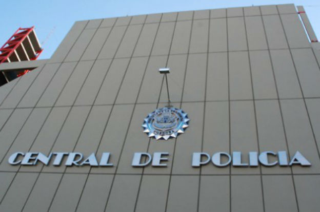 PoliciaCbaOf's tweet photo. #DttoII en Bº Villa Siburu, tras un #Operativo, personal policial logró la #Aprehensión de un joven de 19 años, quien momentos antes en la vía pública habría sustraído una cartera a una transeúnte. En el procedimiento se secuestró el elemento robado. #DSZO https://t.co/bZ0z5HLc9G