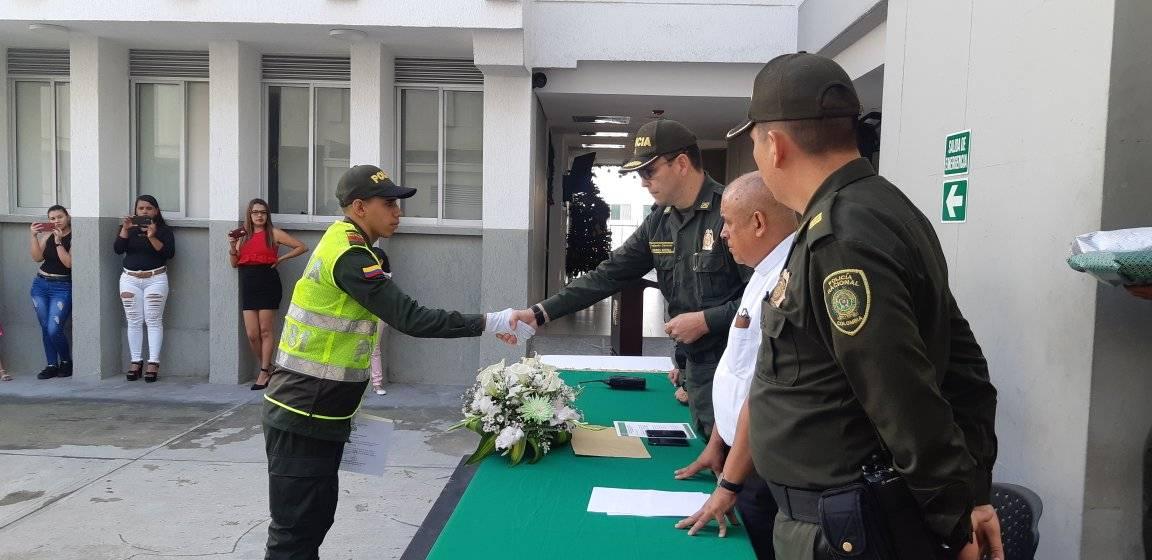 PoliciaDeris's tweet photo. #AEstaHora nos encontramos en la Ceremonia de juramento de bandera de 17 nuevos auxiliares que estarán laborando en los diferentes municipios #Risaralda https://t.co/vS6yL0oKZc