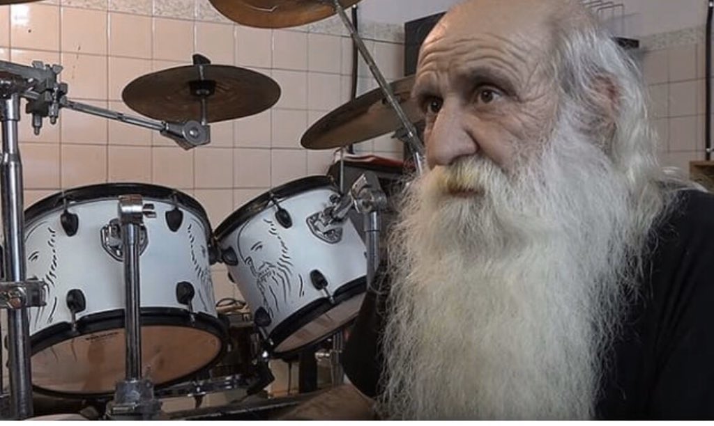 Ens ha deixat el bateria de Sangtraït,Martin Rodriguez.Quin crac! Es va plantar una nit al corriol del Puig carregant a peu la seva bateria. La instal.là damunt d’uns palets de fusta i una manta i va tocar incansablement per la <a href="/dolorsbassac/">Dolors Bassa</a> i la resta de presos. Descansa en pau!