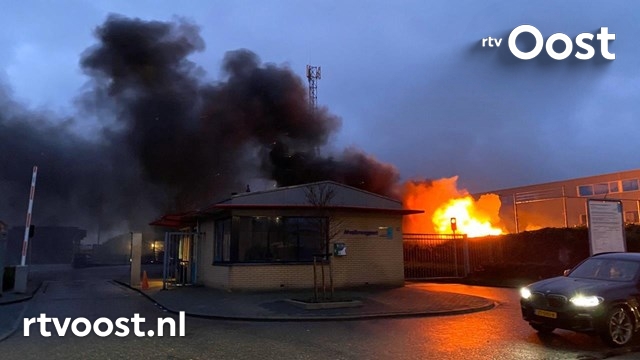 Rookwolken boven Nijverdal na brand in grote berg snoeiafval. #rtvoost.