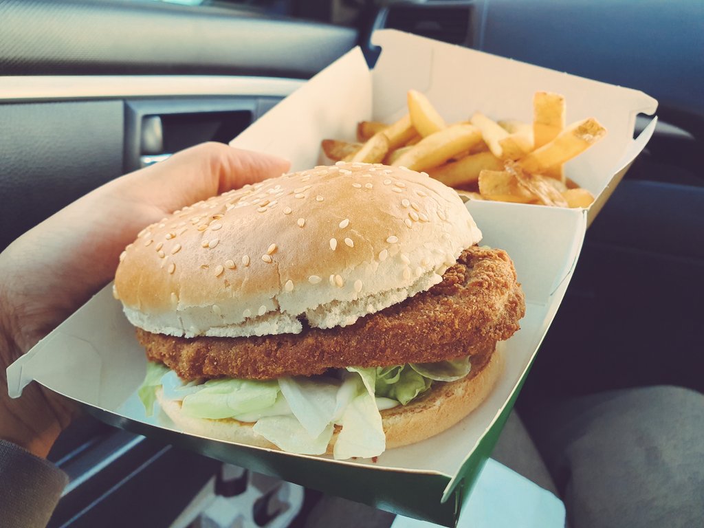cocoavegan's tweet photo. Tried the new #vegan KFC burger!! It tastes all right you know! Would be even better with some vegan cheese tho as it's a little dry. I added BBQ sauce to give it a lil something extra. #vegankfc #Veganuary https://t.co/9H7uejtqWw