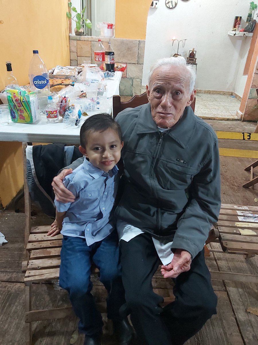 Ceci2803's tweet photo. Te amamos  don chucho!!! #AbueloConsentidor https://t.co/KHG7roIXAJ