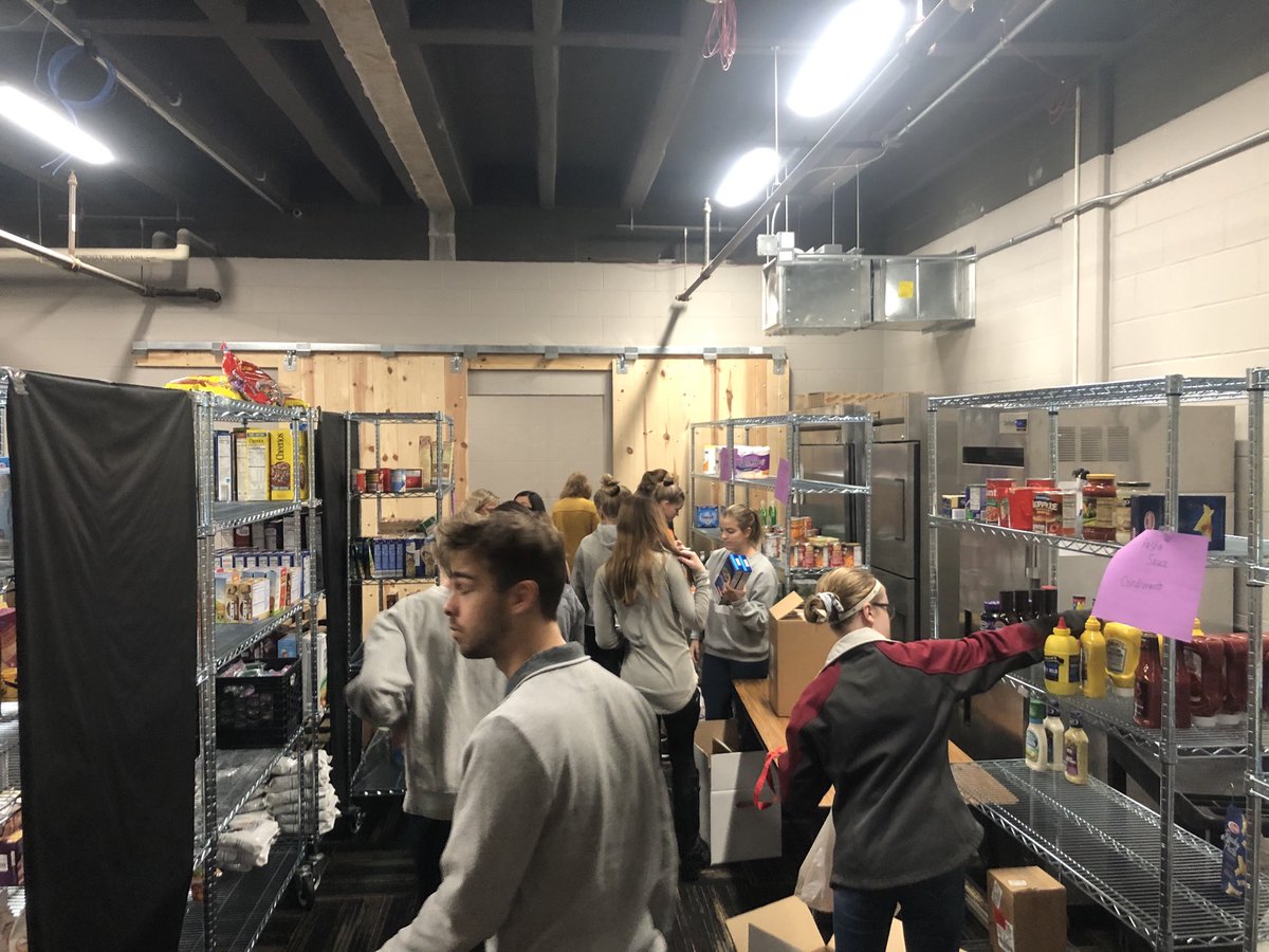 Love the ⁦<a href="/OrioleTweets/">Avon Community School Corporation</a>⁩ community.  ⁦<a href="/MLMaierPantry/">Mary Lee Maier</a>⁩ puts out a call for helpers and 20+ people show up!