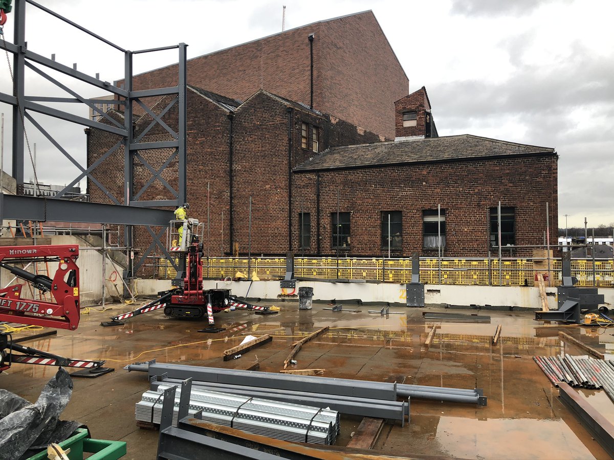 EnjoyDesignLtd's tweet image. OPERA NORTH - Off with the roof! The steel frame forming the new rehearsal studio is starting to take shape - bravo @HenryBootConstr 👏 #operanorth #operanews #steelframe @Opera_North @CurtinsConsult @RBALeedsLtd @CSD_Designs