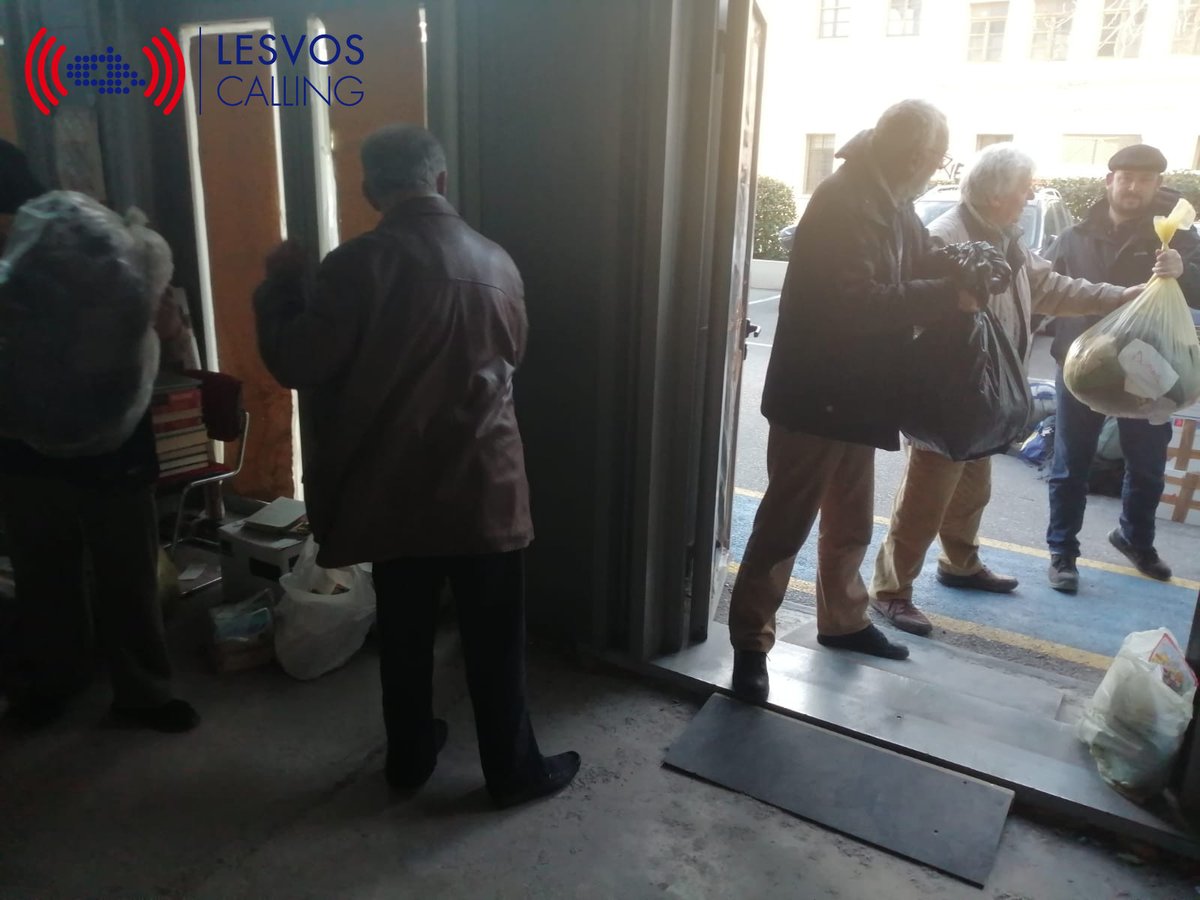 CallingLesvos's tweet photo. #lesvoscalling - Atene.
Il furgone con indumenti e scarpe invernali ha fatto tappa al Pireo per consegnare il materiale all'ONG ateniese Humanitarian Bank che si occupa di senzatetto.
I kit igienici verranno invece portati e consegnati al campo di #Moria sull'isola di #Lesvos https://t.co/ZGSTrnZf8x