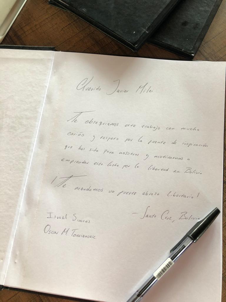 MarioTomianovic's tweet photo. @JMilei Te esperamos con @JSuarezIsrael en #SantaCruz para hacerte entrega de nuestra primera obra antes de su publicación. Sos una de las fuentes de motivación para estos dos defensores bolivianos de la libertad.
Viva la libertad! https://t.co/E9by8i41B2