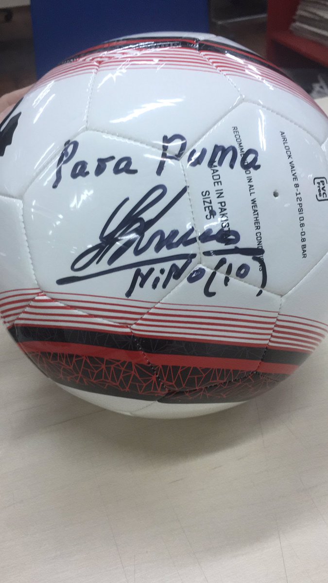 PUMAParaguay's tweet photo. Pelota autografiada por el ídolo del primer material que sacamos de la campaña “Viejos amores nunca se olvidan” el campeón NINO el 10 del pueblo, deja tus tres últimos de C.I y retuiteá! Esta comunicación #pumafutbol #flowpuma https://t.co/1ts0kYzvwL