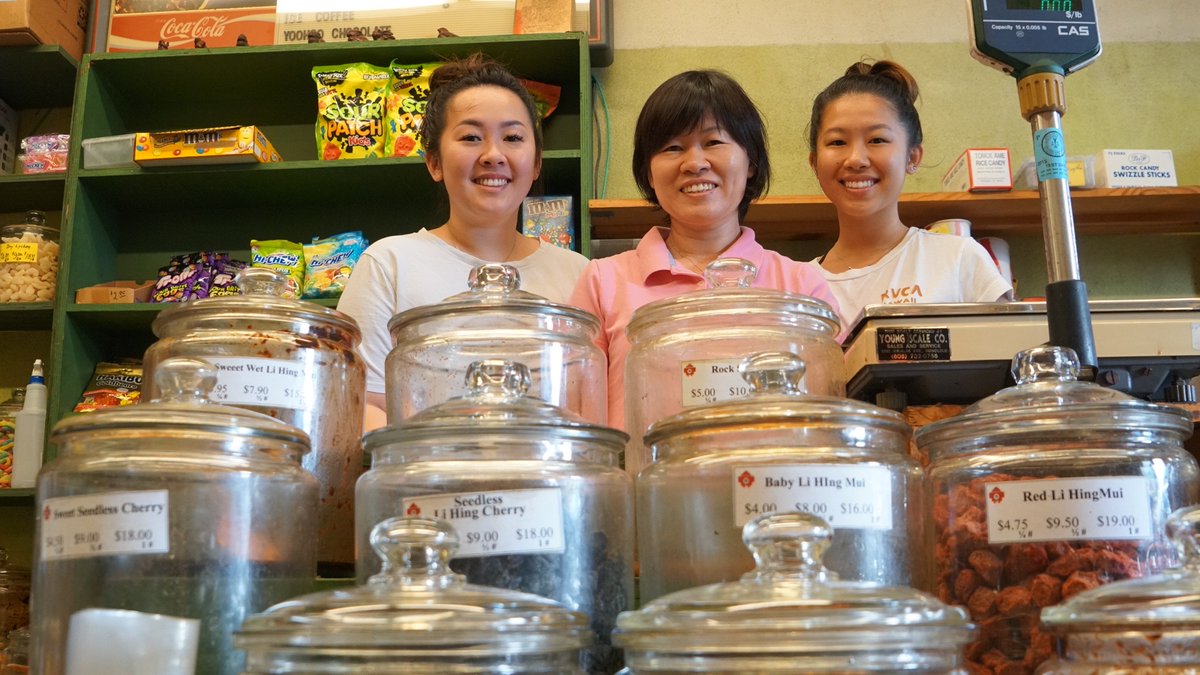Mr. Young officially retired on 12/31 from the Kaimuki @crackseedstore, and his successors seamlessly reopened the shop yesterday. Find out who they are on @melissa808’s blog today! 

frolichawaii.com/stories/meet-n…
