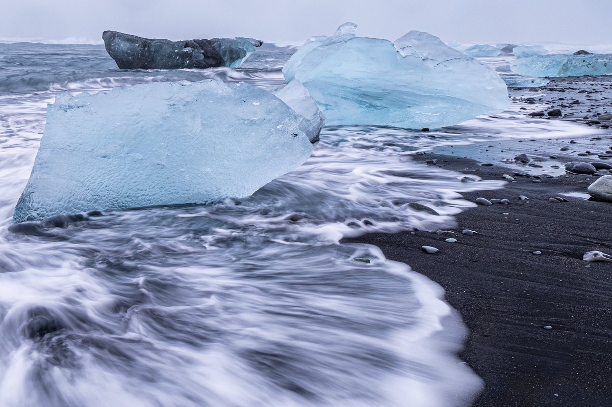 eurotravellerJP's tweet photo. 【世界の絶景シリーズ】
🇮🇸氷河が最後に海に流れ着き、まるでダイヤモンドのように輝きます。
#iceland #diamondbeach #icebeach #glaciers #氷河 #アイスランド #ダイヤモンドビーチ https://t.co/IAvjGkOd0D