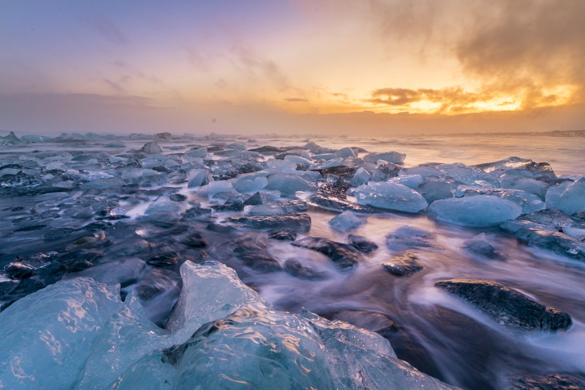 eurotravellerJP's tweet photo. 【世界の絶景シリーズ】
🇮🇸氷河が最後に海に流れ着き、まるでダイヤモンドのように輝きます。
#iceland #diamondbeach #icebeach #glaciers #氷河 #アイスランド #ダイヤモンドビーチ https://t.co/IAvjGkOd0D