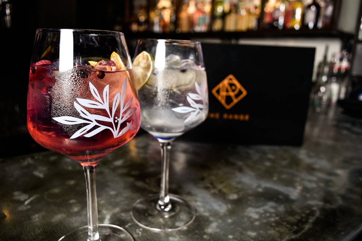 Happy Friday! Time to kick back, unwind and relax after a busy week of work...and what better way than with cocktails, food and golf? #MCR #Spinningfields #Golf