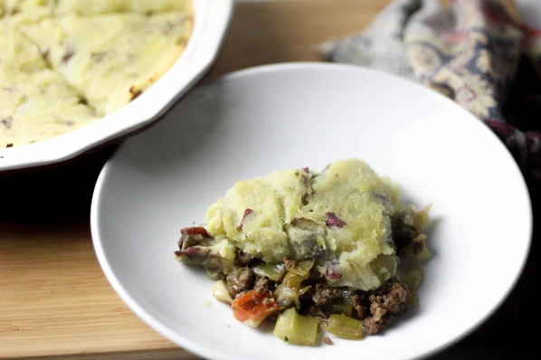 A classic dish, the Shepherd's Pie. Comforting, warm, filling, and completely Whole30 friendly with a few easy modifications. 

#whole30approved #whole30 #JanuaryWhole30 #whole30recipes #neverbland #cleaneats #paleo #paleofriendly #glutenfree #grainfree #keto #fitfam #fitfoodie