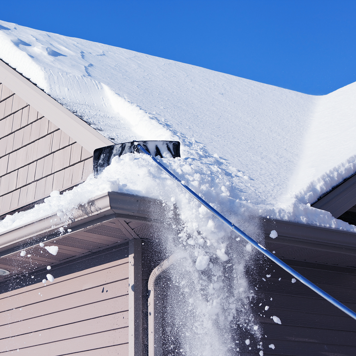 Кровля зимой. Кровля металлочерепицей зимой. Подготовка под кровлю. Монтаж кровли зимой. Кровля металлочерепицей зимой.